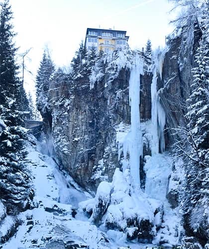 Bevroren waterval boven het centrum van Bad Gastein