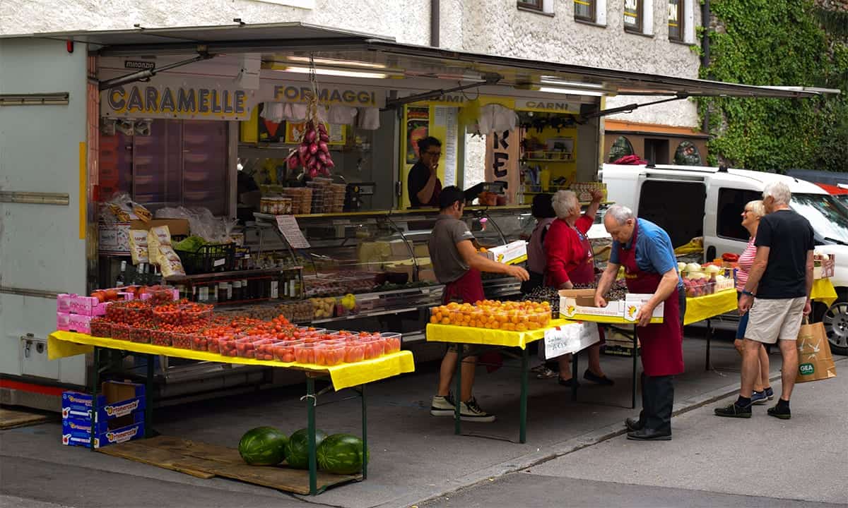 Italiaanse delicatessen op de markt