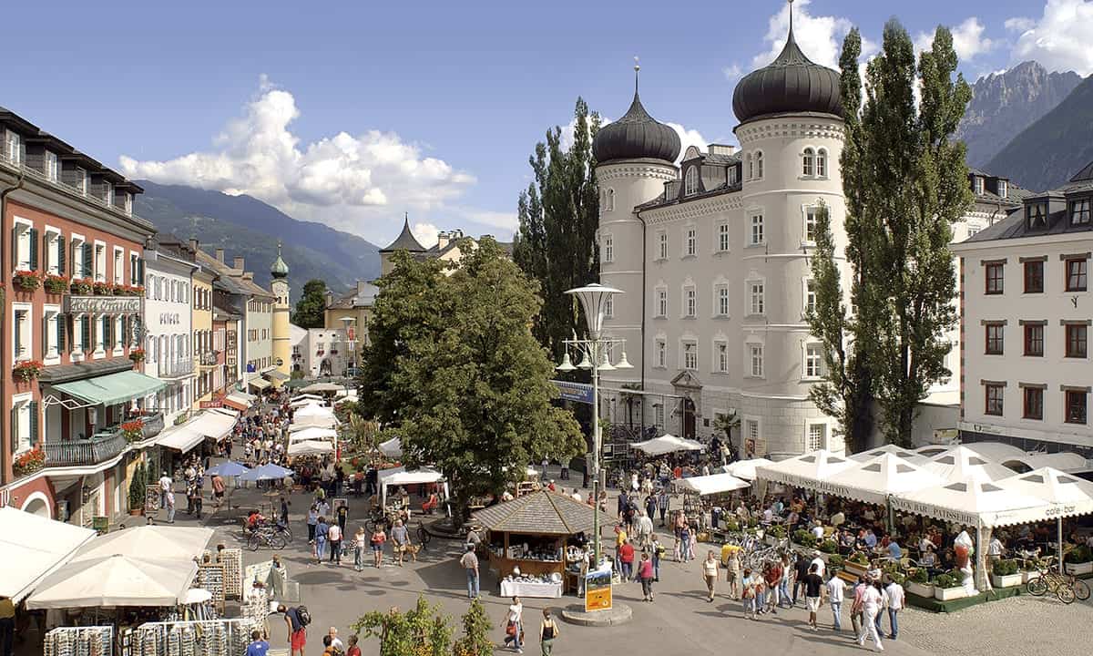 Hauptplatz met rechts renaissancekasteel Lieburg