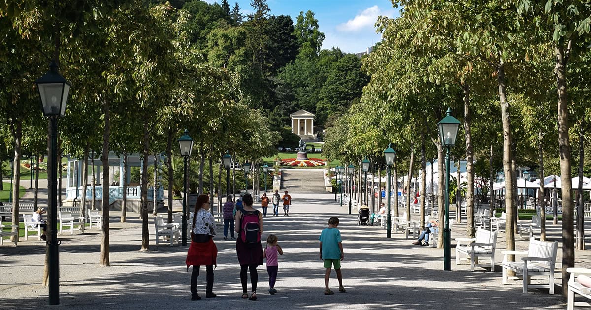 Kurpark met standbeeld Strauss en Lanner op achtergrond