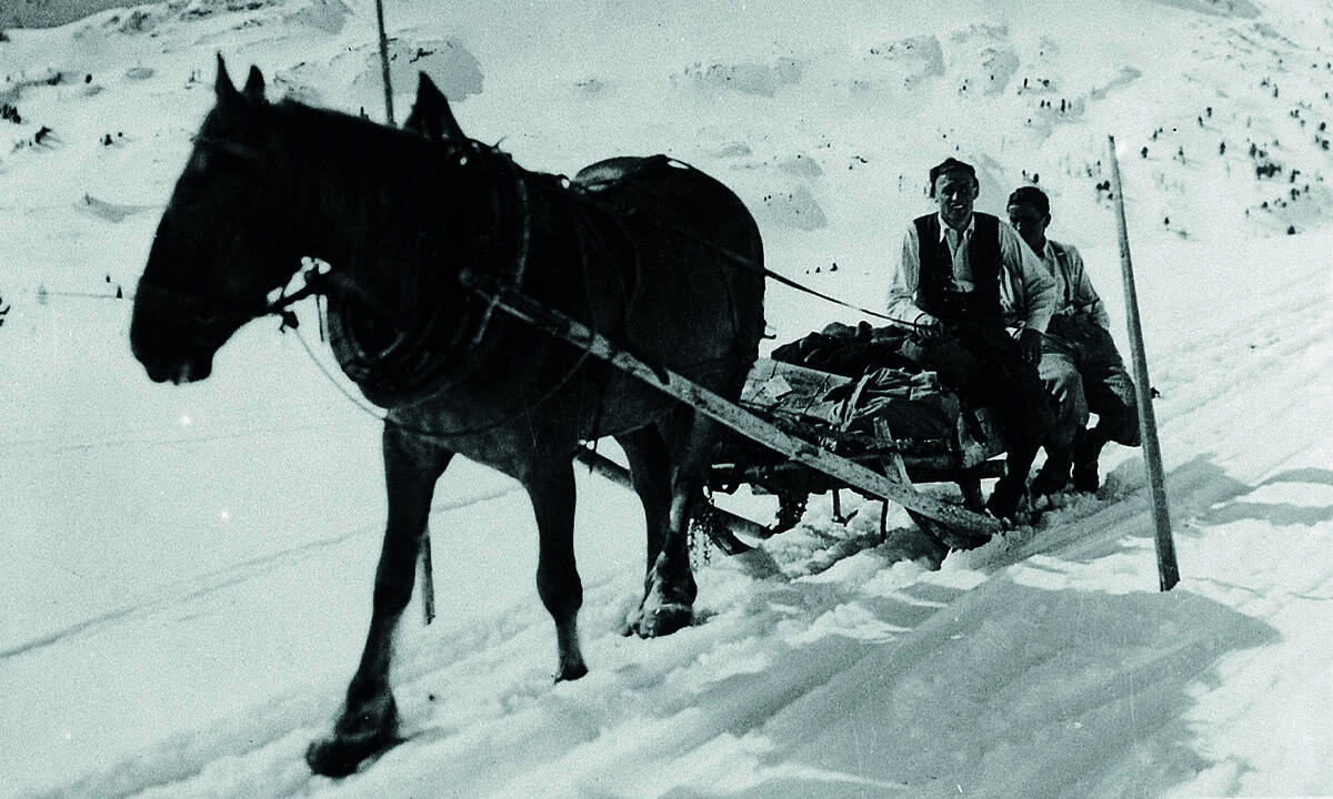 Foto's van historisch Obertauern zijn te zien in een expositie in het toerismebureau 