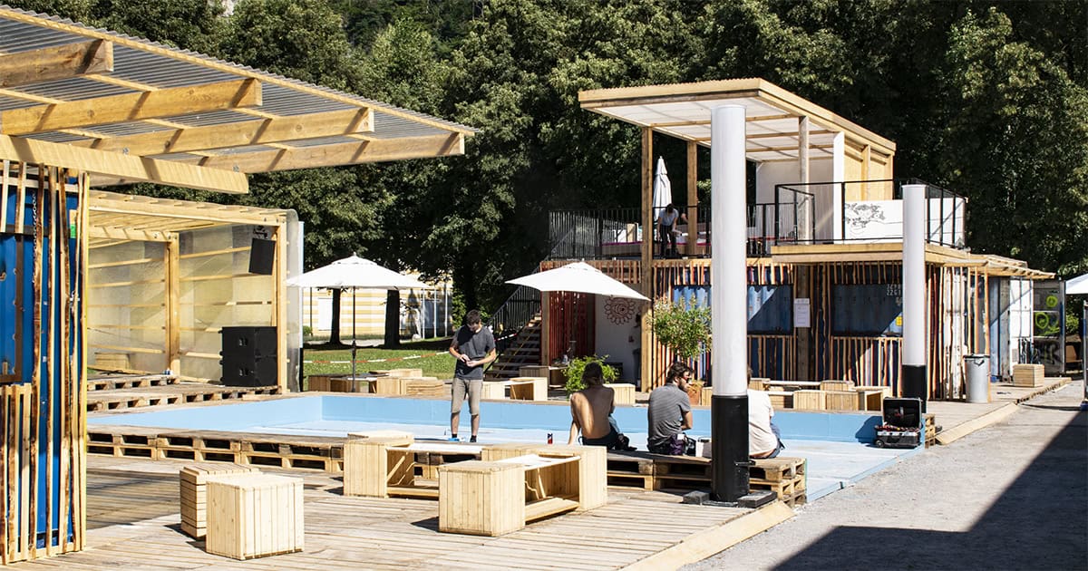 Voorbereiding voor het poolbar-festival