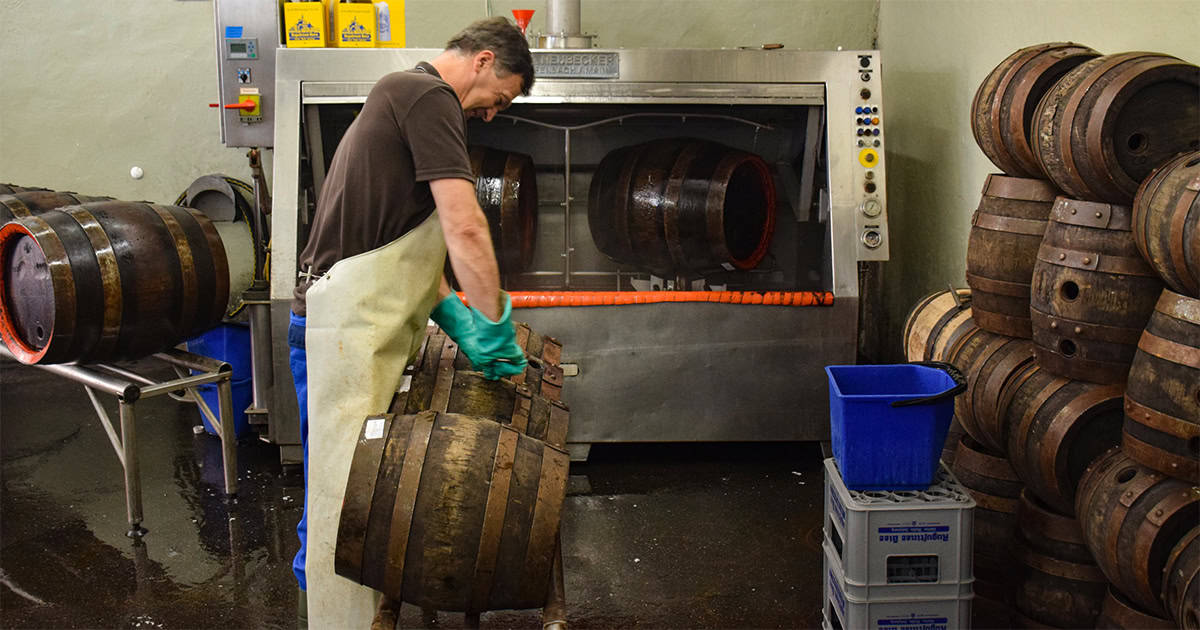 Augustinerbräu Salzburg: Bier vullen in houten vaten 