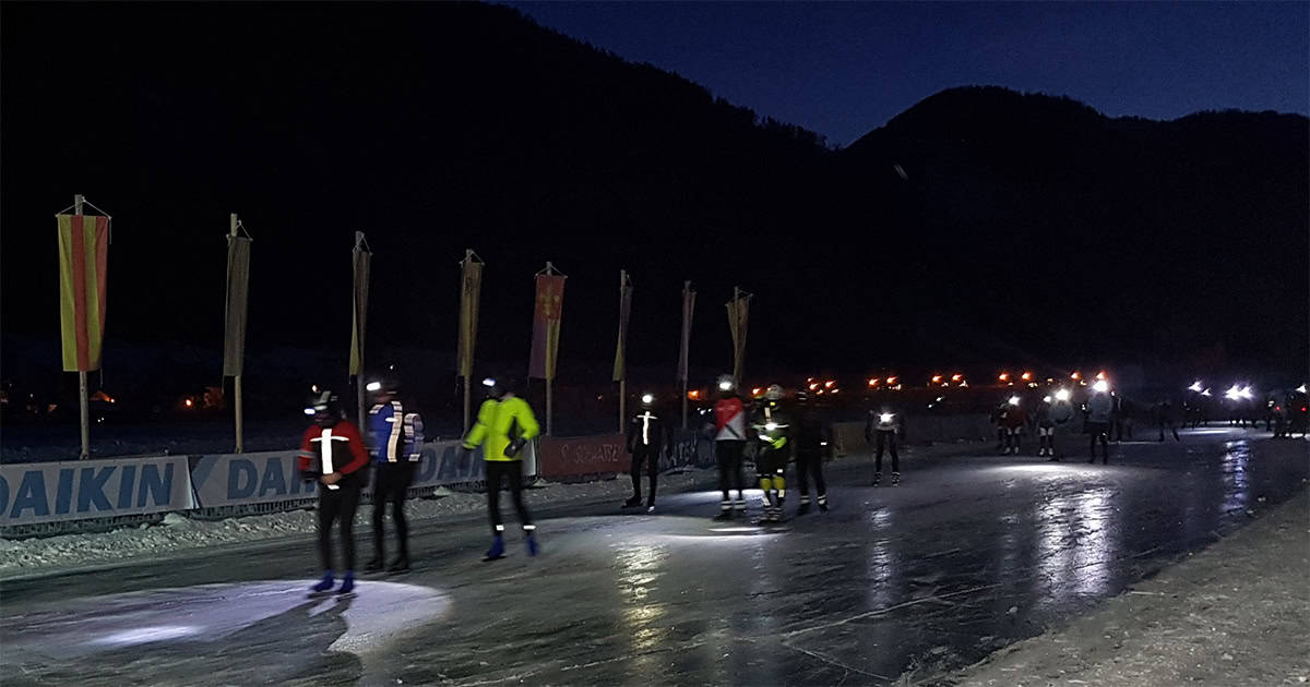 De Elfstedentocht begint als het nog donker is. Het is -18 °C.