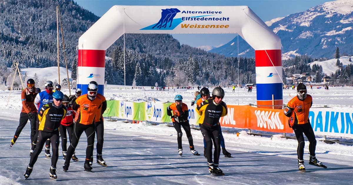 Schaatsers tijdens de alternatieve elfstedentocht