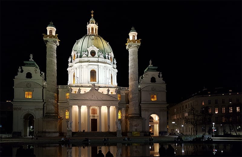 Karlskirche 's nachts