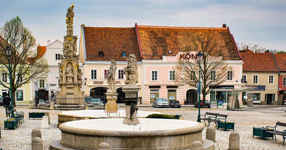 Fontijnen en pestzuil op Hauptplatz in Retz