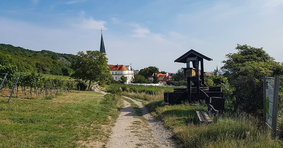 Waterleidingsweg langs het Chorherrenstift in Gumpoldskirchen