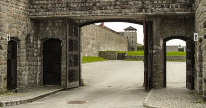 Poort van het concentratiekamp