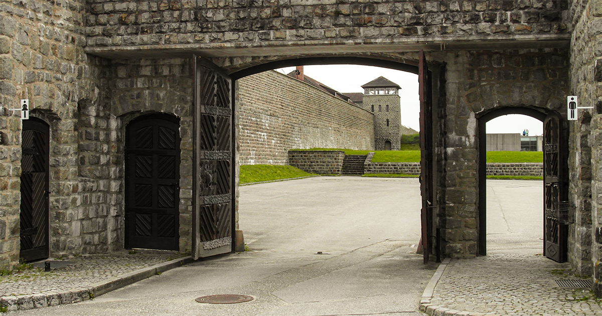 Poort van het concentratiekamp (van binnen gezien)