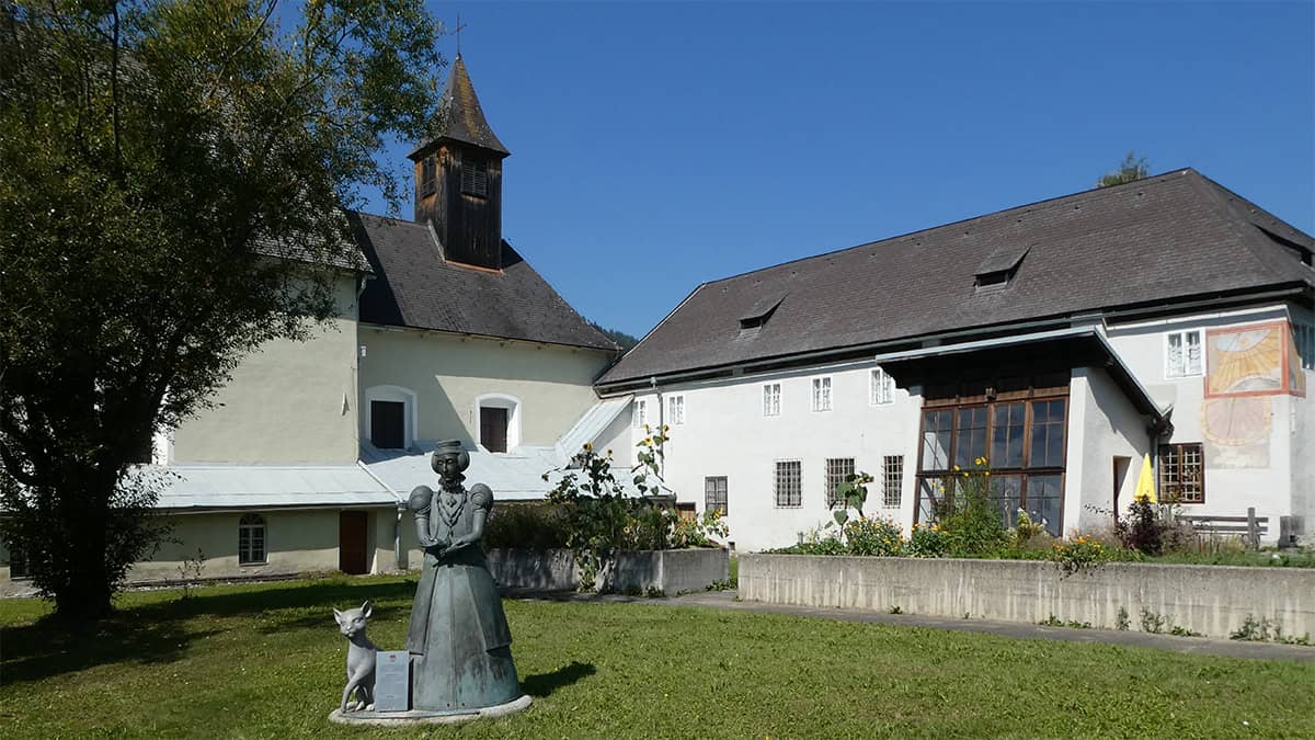 Museum (voormalig Kapucijnenklooster) en standbeeld voor Anna Neumann