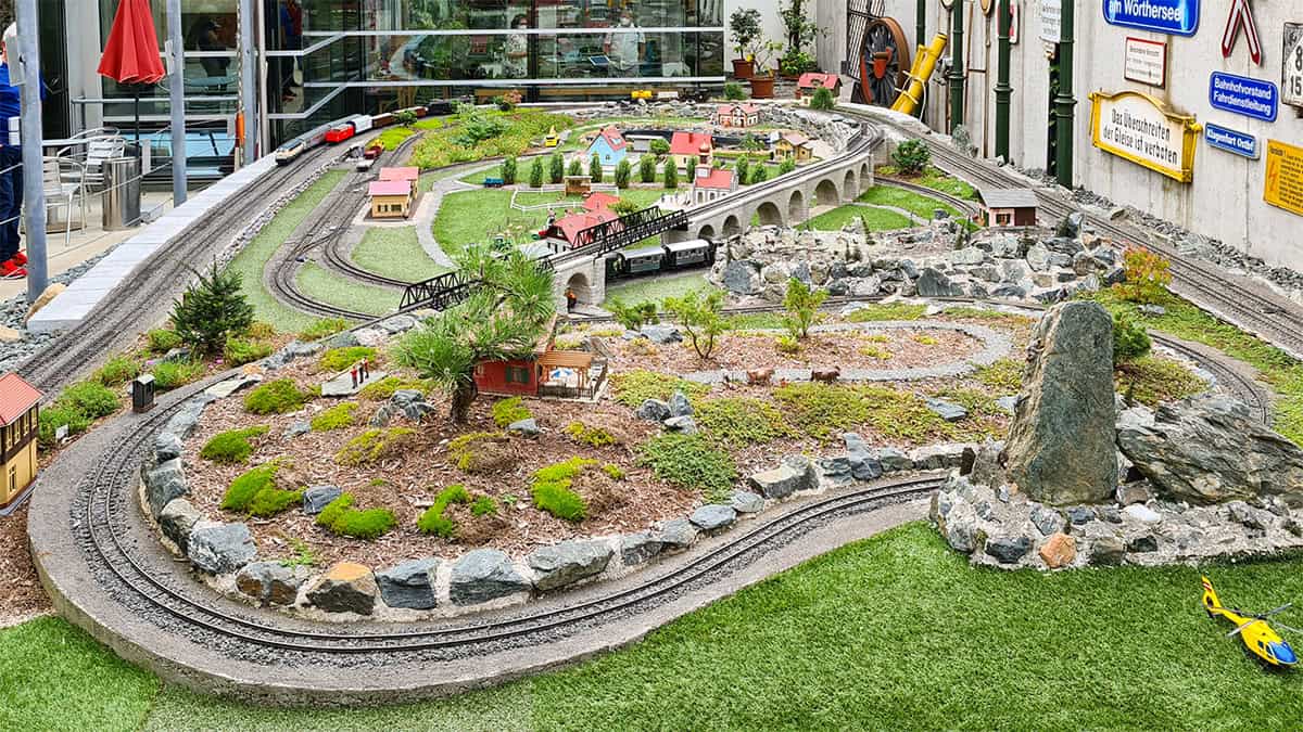 Modelspoor op de binneplaats van het museum