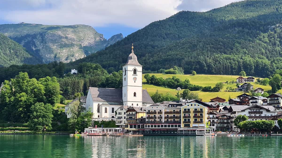 Kerk van St Wolfgang achte Hotel Weisses Rössl