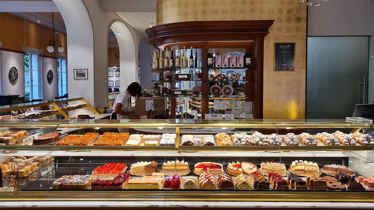 Gebakbuffet van Café Zauner aan de Esplanade