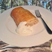 Zuurkoolstrudel met knoflooksaus