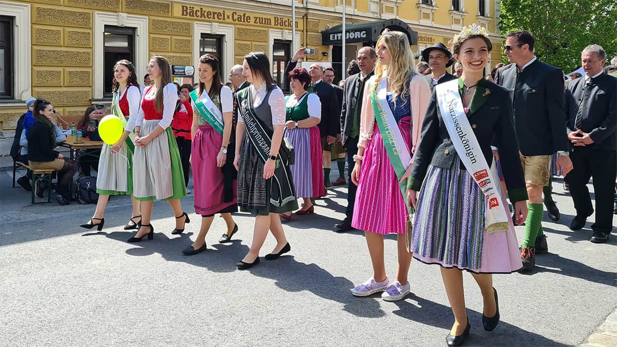 Appelkoningin begeleid door hoogheden van andere regio's