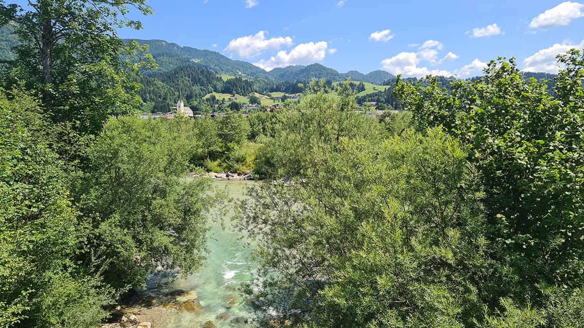 Tiroler Ache (Großache) strromt door de Kaiserwinkl bij Kössen