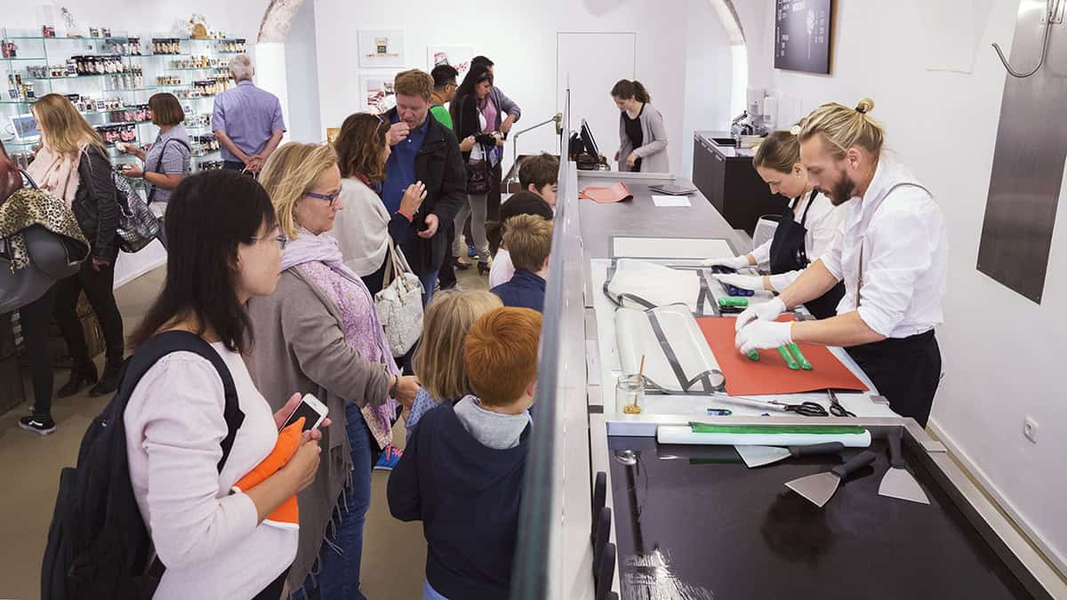 Zuckerlwerkstatt, bezoekers kunnen bij het maken toekijken