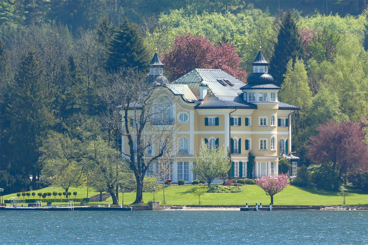 Imposante villa aan de oever van de Attersee