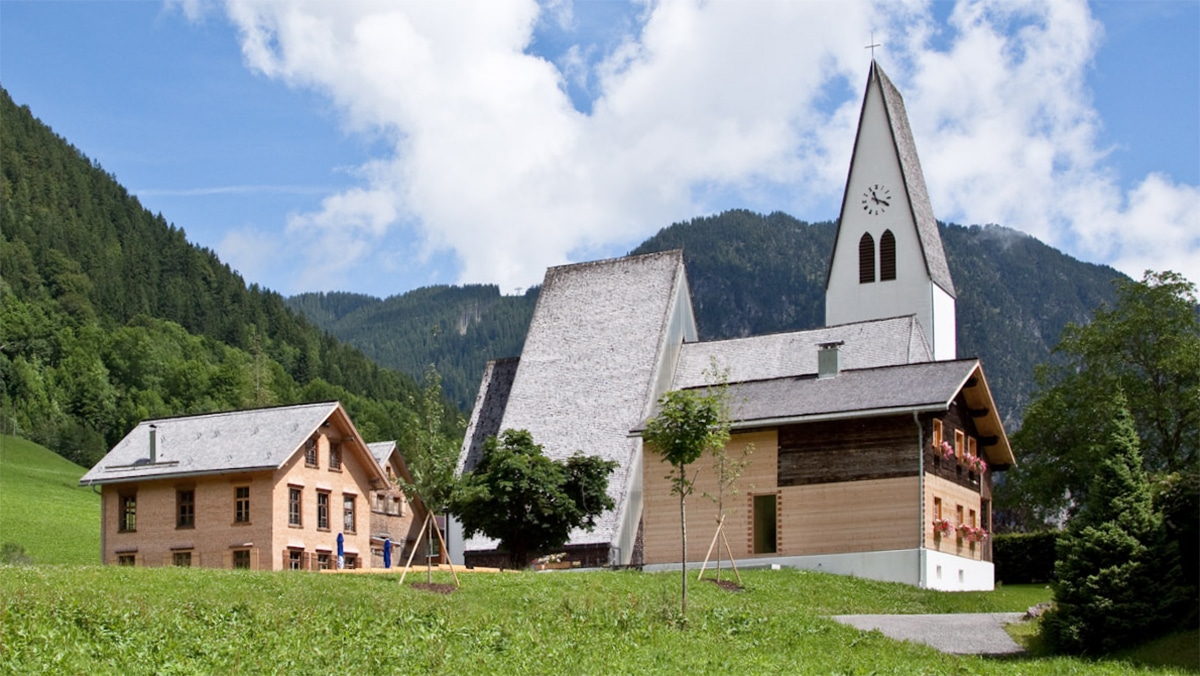 Maria Hemelvaartkerk met Walser huizen
