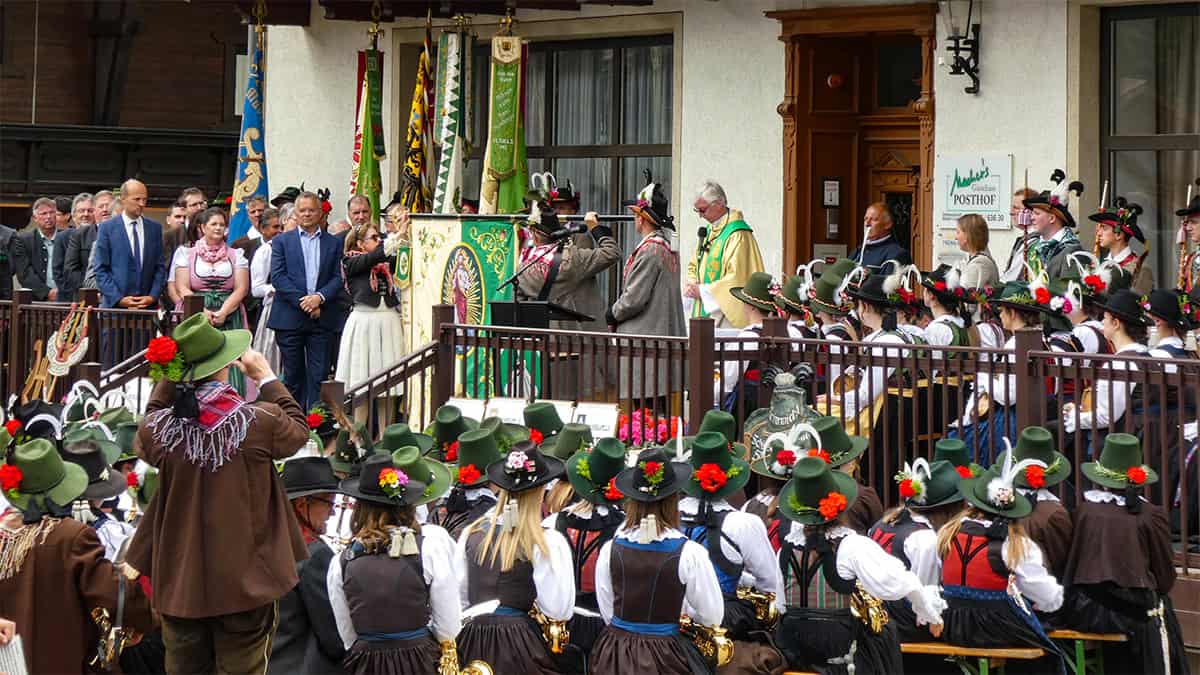 De nieuwe banier van de musiekkapel St Jakob wordt gezegend