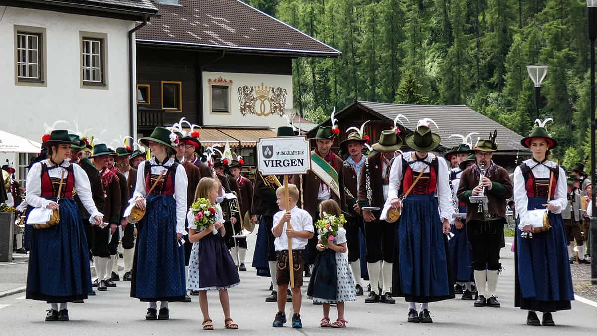 De musiekkapel St Virgen stelt zich op