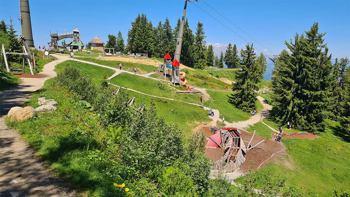 luchtschommels, spookkastelen en houten jachttorens op de Geisterberg