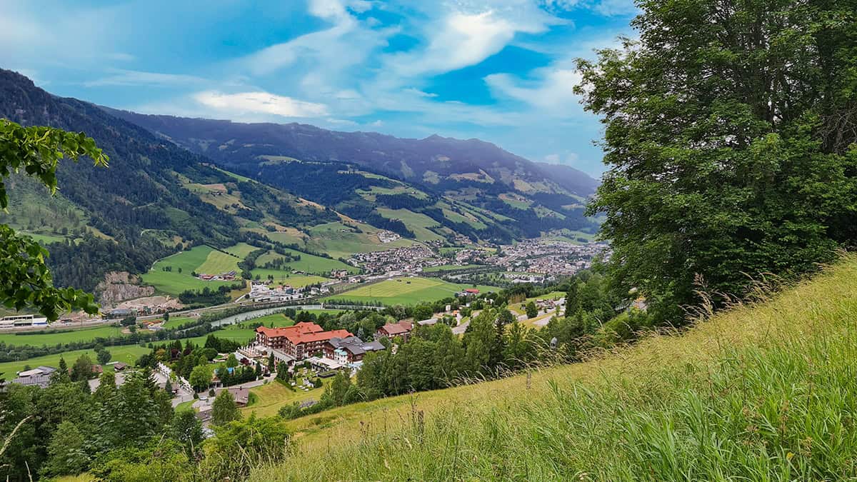 Uitzicht op Alpendorf vanaf de panoramaweg