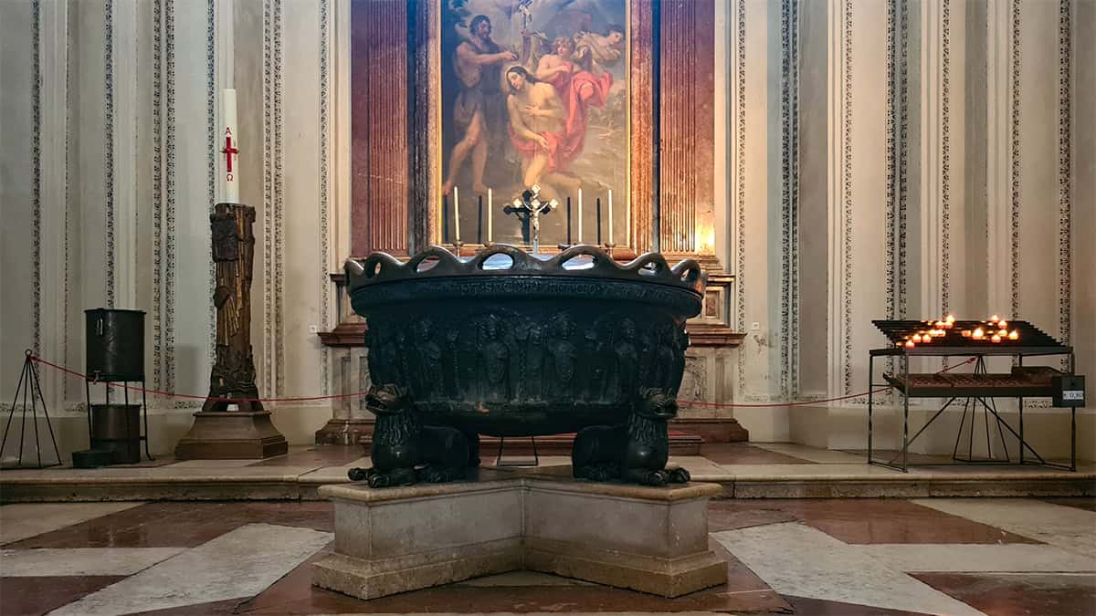 Het doopvont is een van de oudste artefacten in de Salzburger Dom